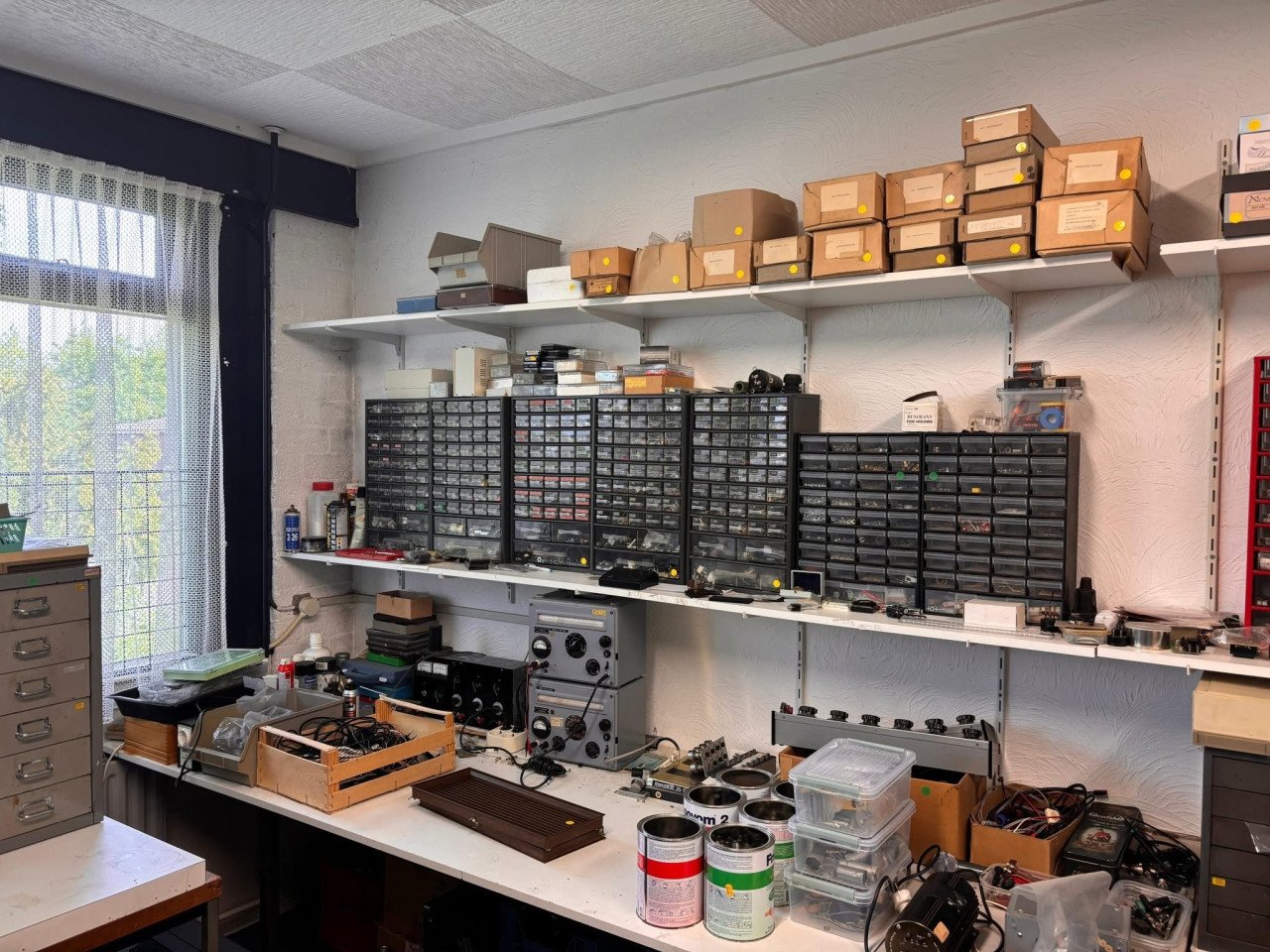 Werkplaats inboedel met audioapparatuur, onderdelen en tools