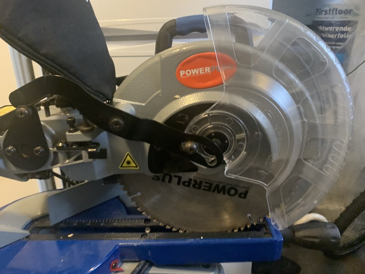 Powerplus POW8136 Afkortzaag met trekfunctie