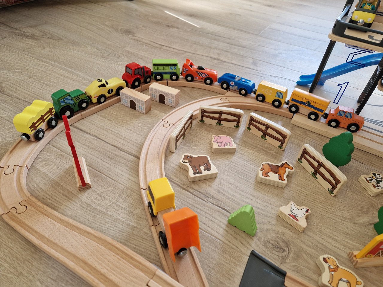 Houten speelgoed baan met parkeergarage