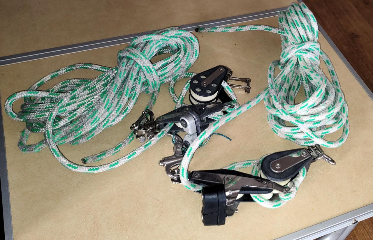 Te koop: 2x schoot of neerhaler katrol met klem