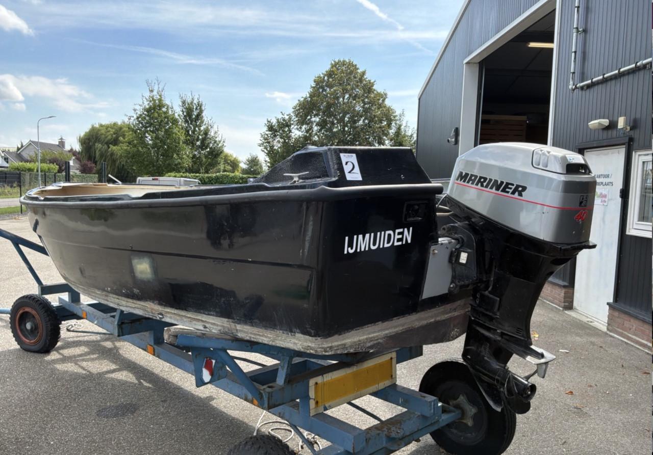 Sloep met buitenboordmotor