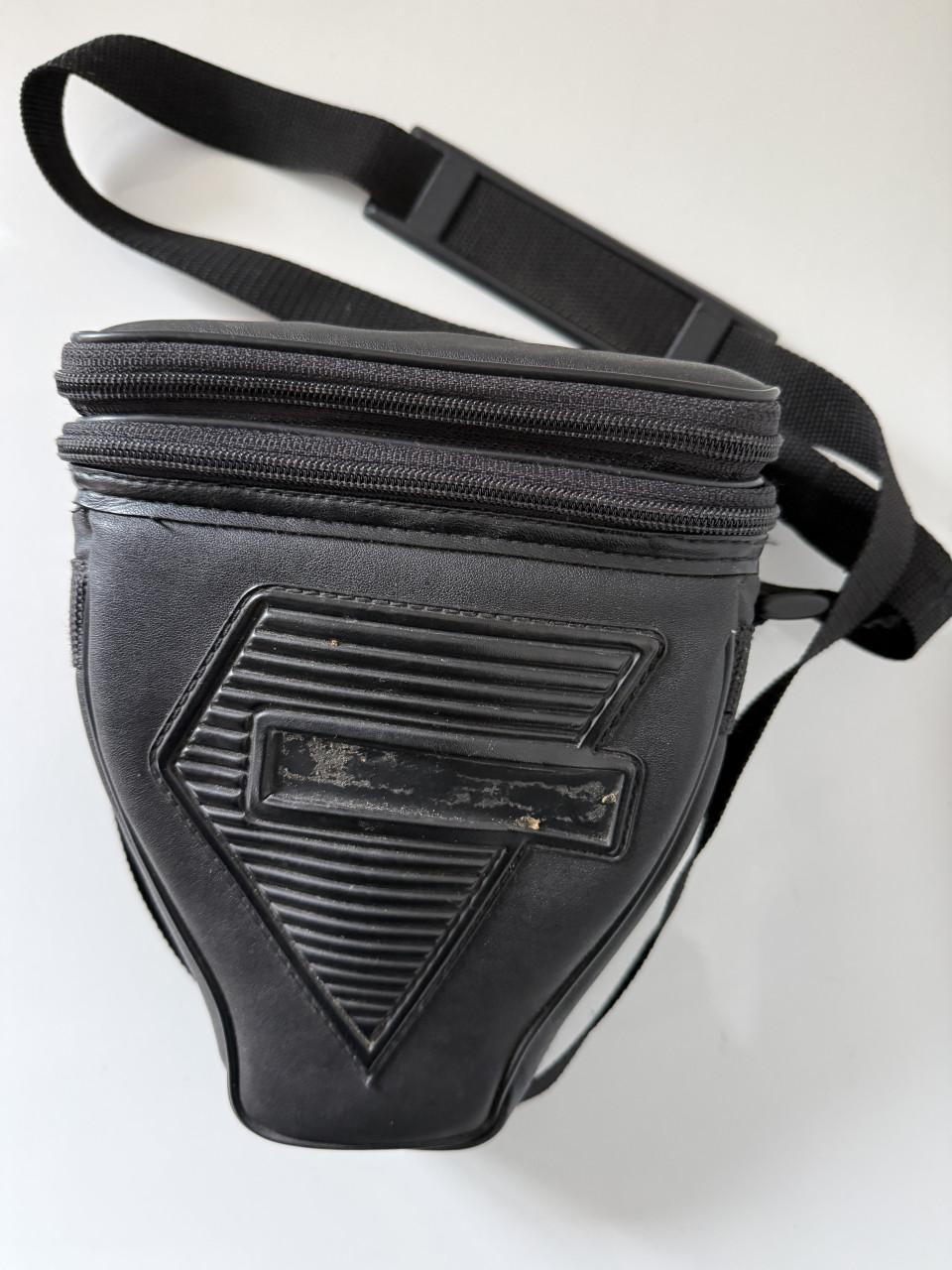 De Nikon D3100 body met Jupio batterijgrip