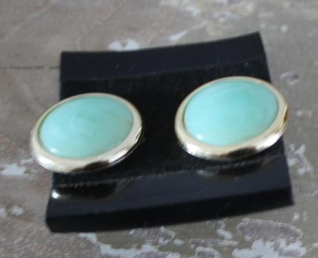Goudkleurige oorclips met groene binnen kant