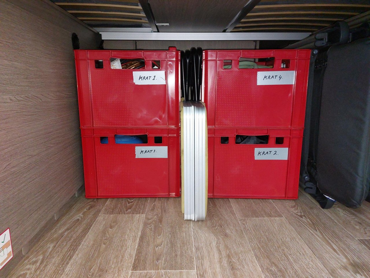 Boek nu onze Bus Camper : stahoogte 2,13 en lengtebedden 2,08 m !!