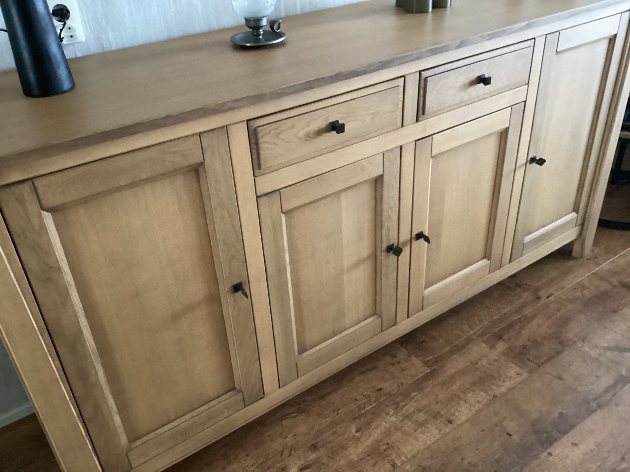 Mooi eiken dressoir, bijpassend tv kastje, lederen bankstel en salontafel