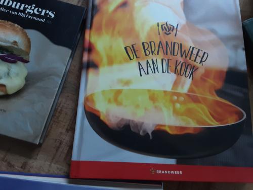 10 kookboeken  mogen samen voor 5 euro weg