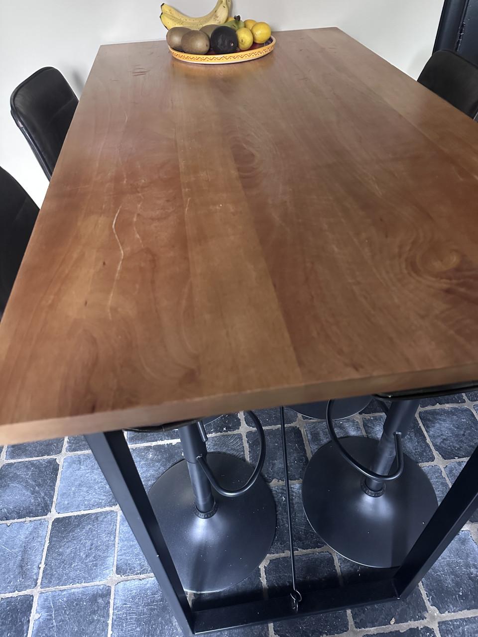 Bartafel met 4 barkrukken