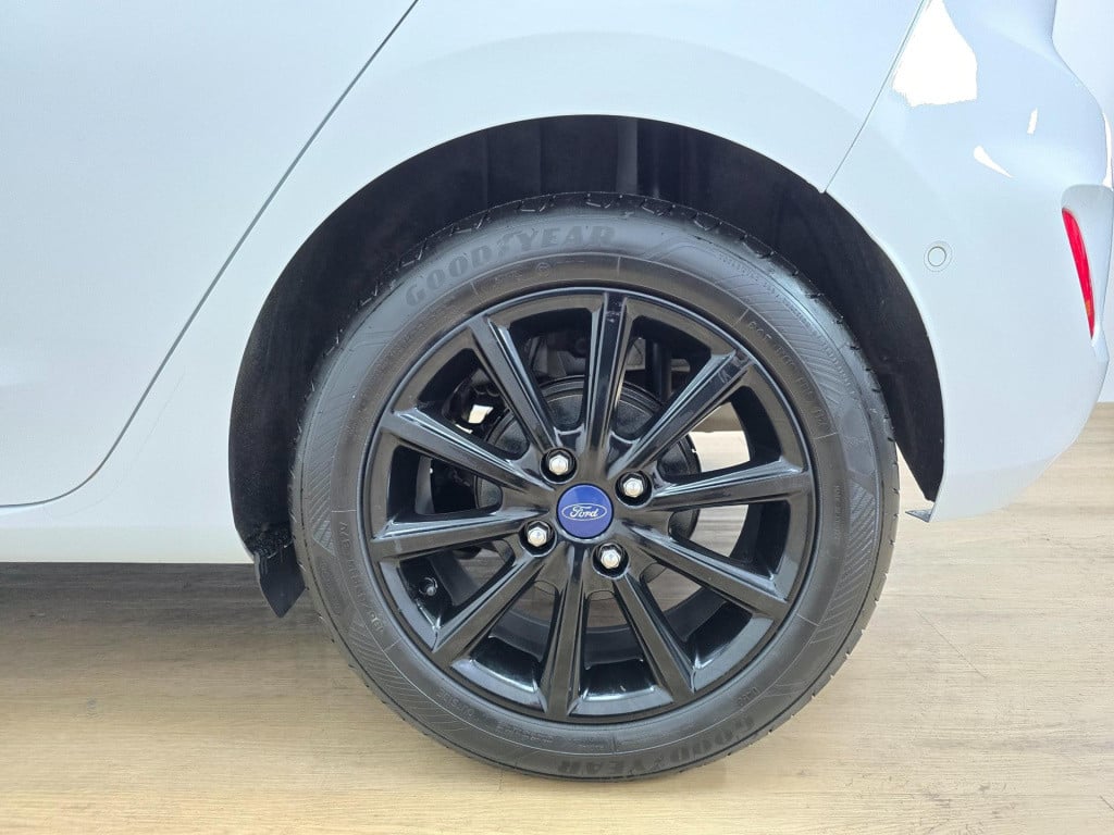 Ford Fiesta occasion luxe titanium met zwarte velgen en parkeercamera | bom