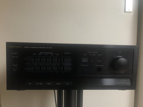 Mitsubishi versterker met equalizer DA-U804.