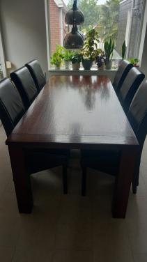 Grote gezellige hardhouten tafel, gratis