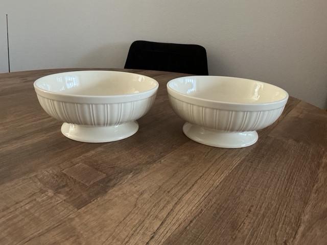 NIEUW: 2 prachtige, porseleinen DEKSCHALEN Queen's Garden