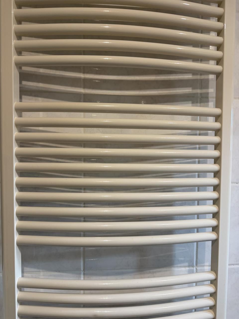 Witte handdoekradiator voor badkamer