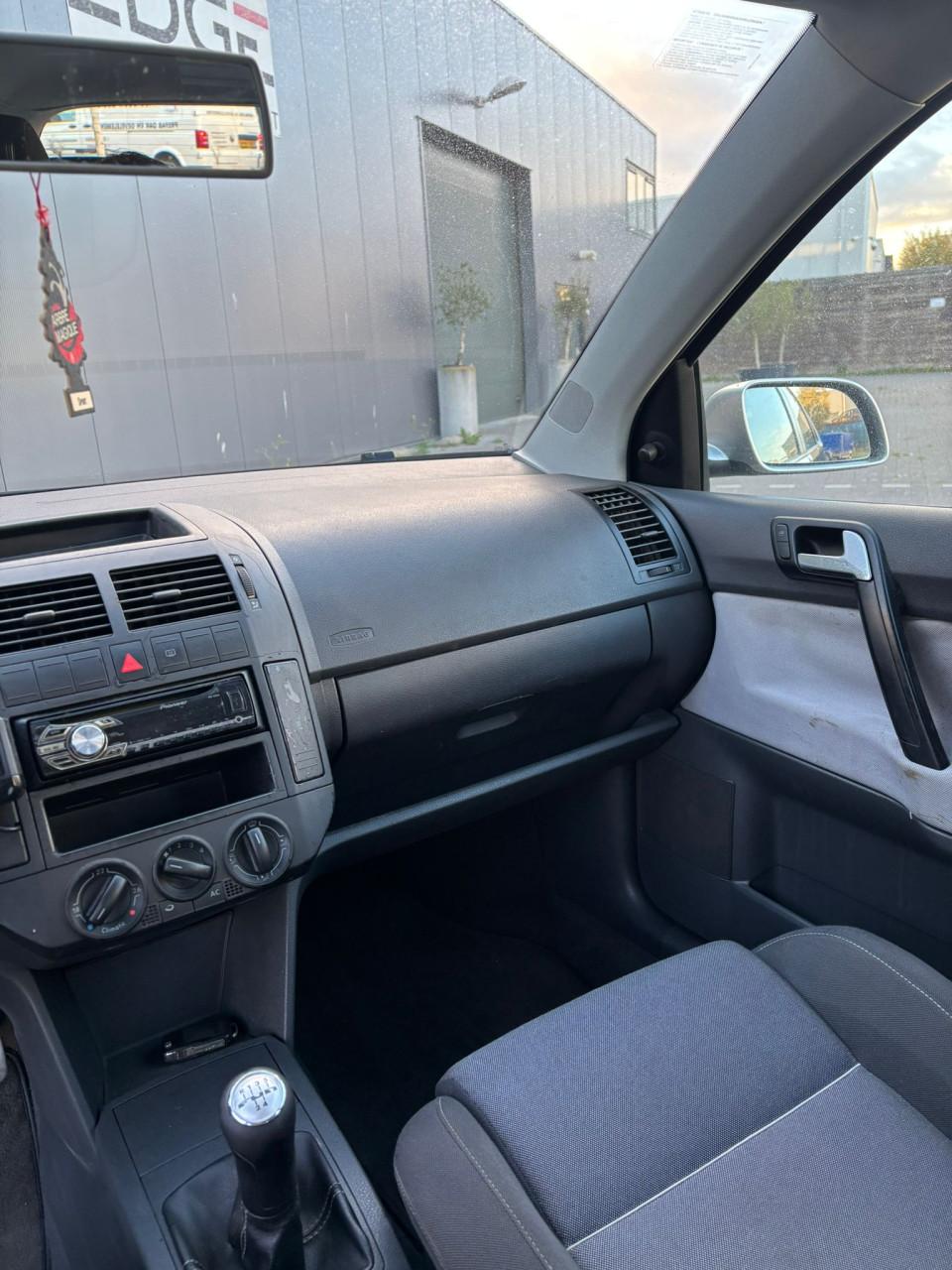 Volkswagen Polo 1.4 FUN 55KW 2004 Zwart | CROSS-UITVOERING | NIEUWE APK!