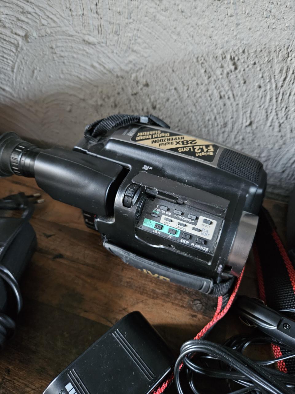 JVC Compact VHS c Videocamera GR-AX660EG met accessoires