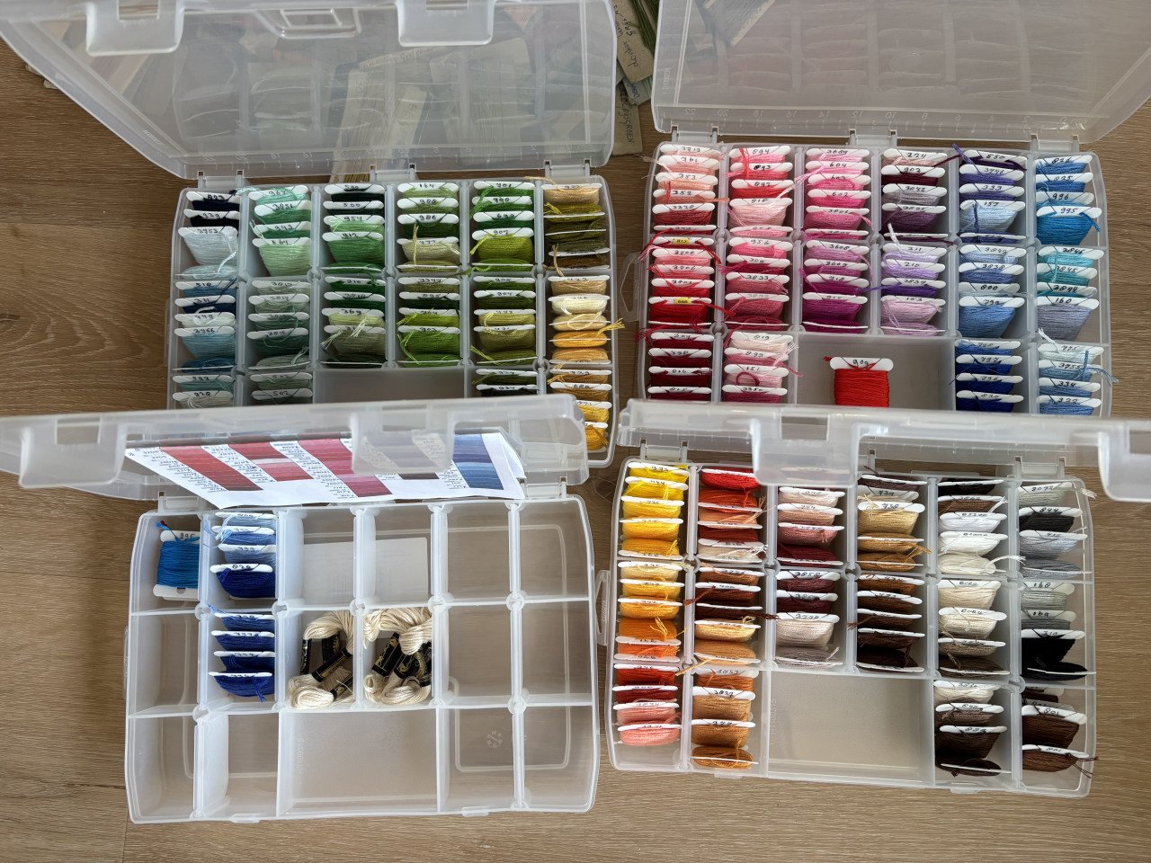 DOZEN BORDUURZIJDE OP BOBBINS EN VEEL LOSSE