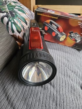 Nieuwe grote 12 volt auto zaklamp met oplader en gereedschap....