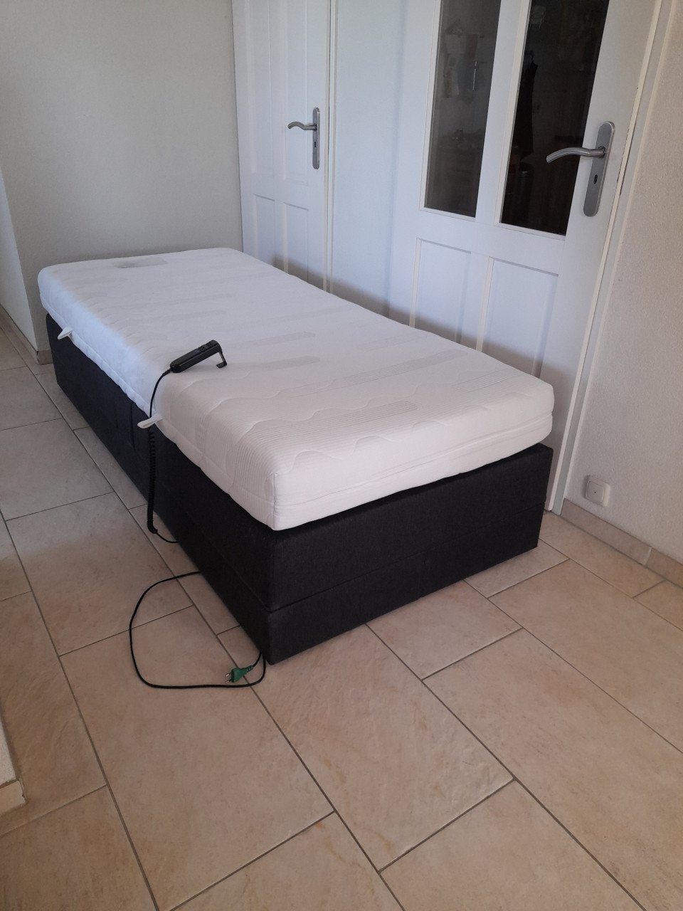 Elektrisch verstelbare Boxspring 90 x 200 (in goede  nette staat )