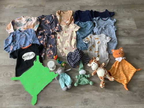 Hema Kinderkleding + Knuffels + Houten Speelgoed - totaal 19 stuks