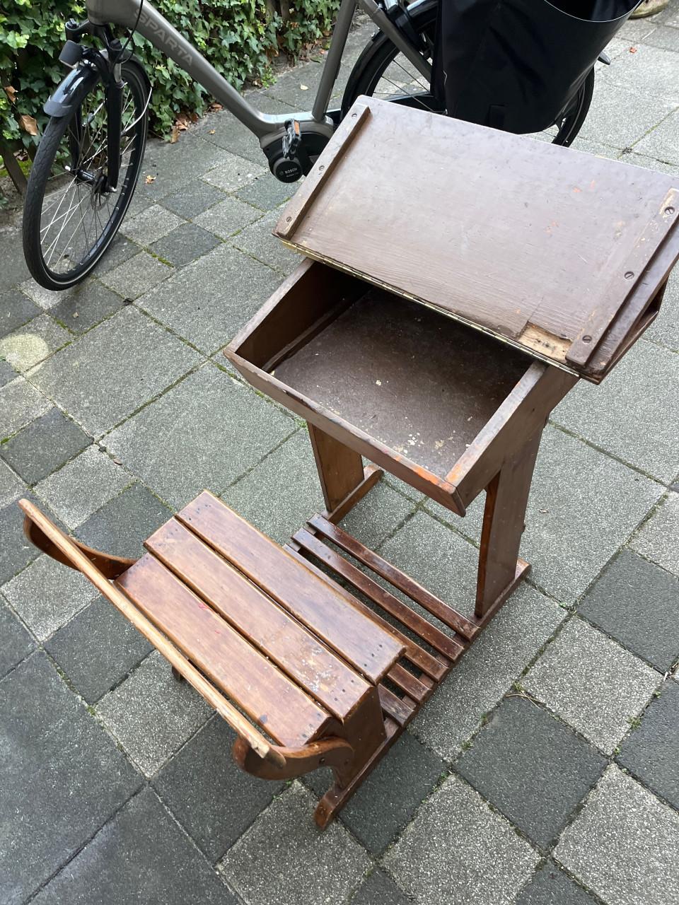Oud schoolbankje