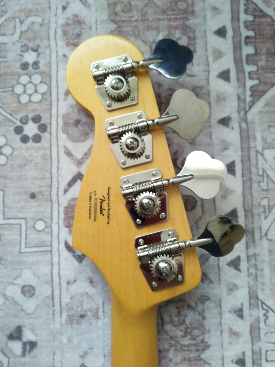 Squier Classic Vibe Jazz Bass Daphne Blue z.g.a.n. 300 euro.