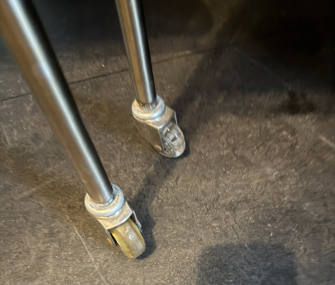 Twee eetkamerstoelen op wieltjes.