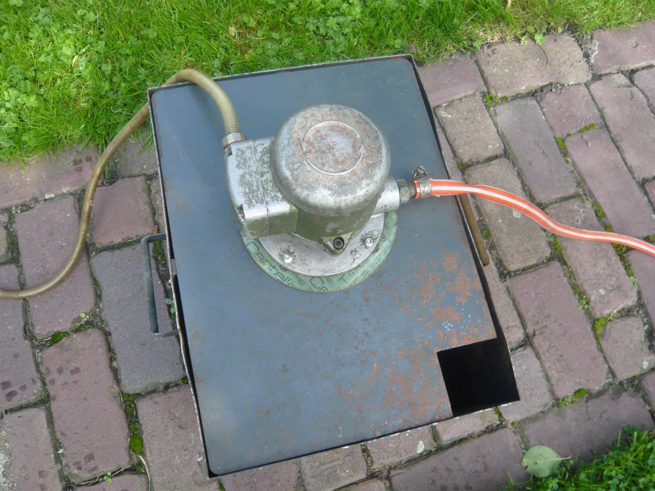 Koelvloeistofpomp op metalen reservoirbak
