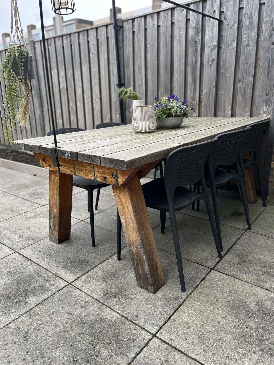 TE KOOP handgemaakte douglas houten tuintafel