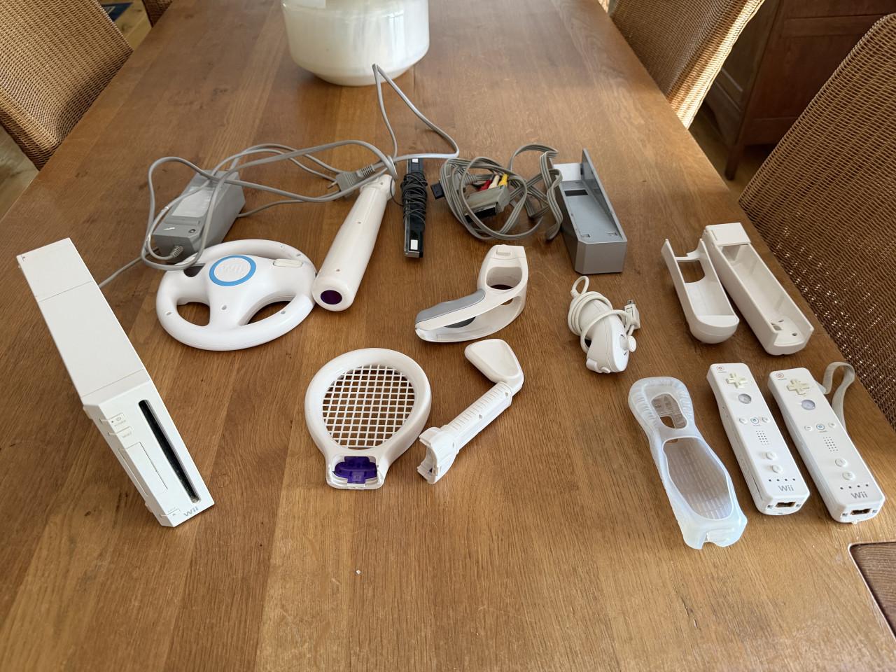 Nintendo Wii, met 2 controller , spel en diverse