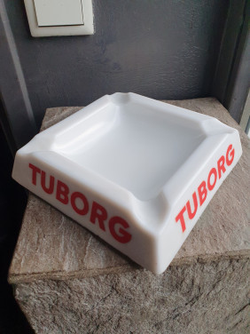 Leuke grote vintage PUB asbak van het merk Tuborg, in zeer mooie staat...