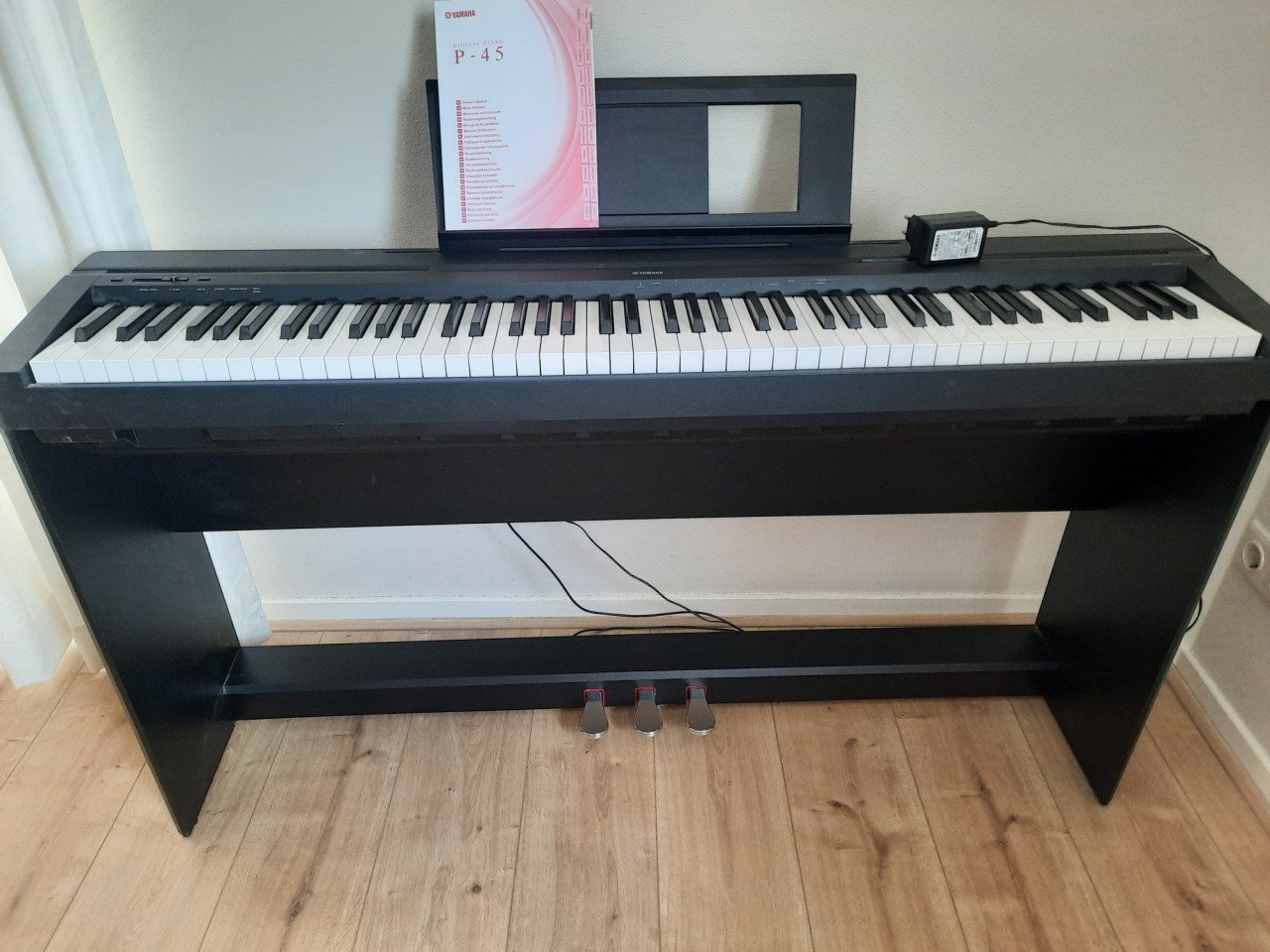 Yamaha P-45 digitale piano inclusief onderstel en verstelbare kruk zgan