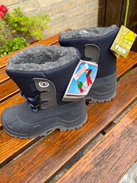 Nieuwe sneeuwlaarsjes  maat 29/30 goed merk, helaas te klein