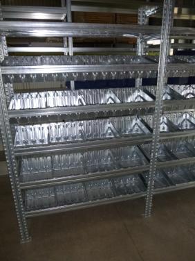 Verzinkte magazijnstelling met voorraad  bakjes en verdeelschotjes .
