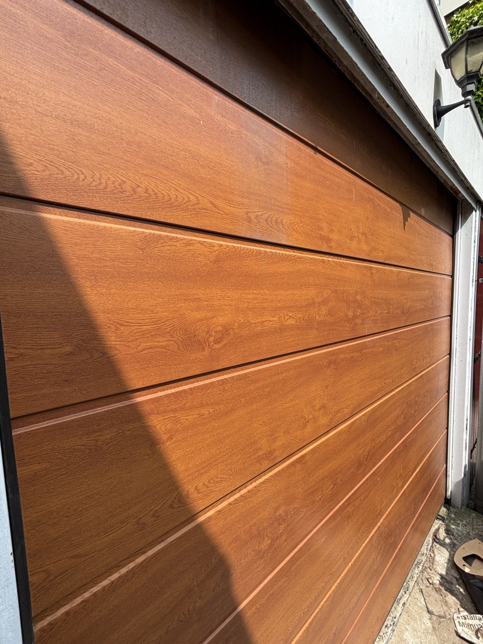 Elektrische sectionaaldeur met hout motief