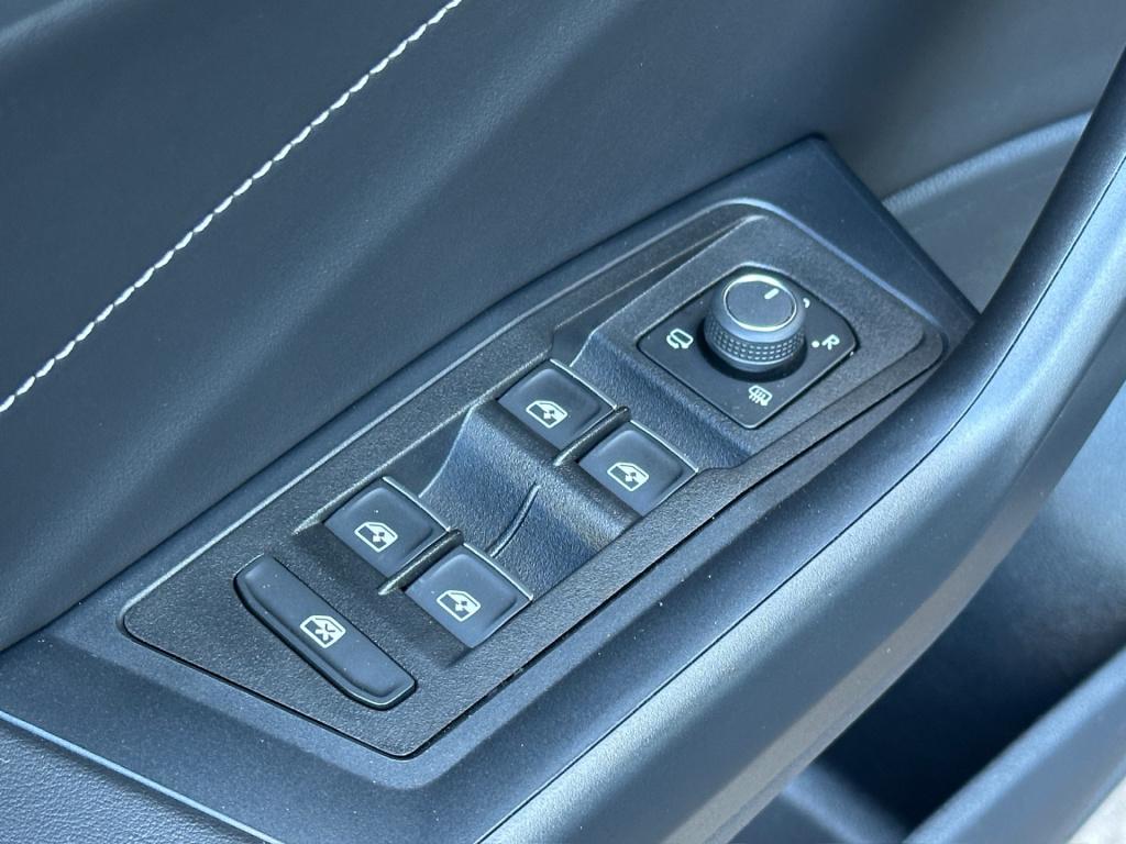 Volkswagen T-roc 1.5 tsi 150pk r-line | black style | keyless | navi | adap