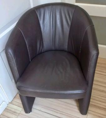 Gratis bruine leren fauteuil  / stoel in Goes