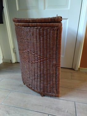 Rieten wasmand; halfrond model