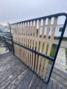 Bed 160x200 inclusief matras hlf jaar oud