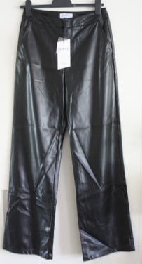 Nieuwe zwarte lederlook broek  wijd modelmaat s
