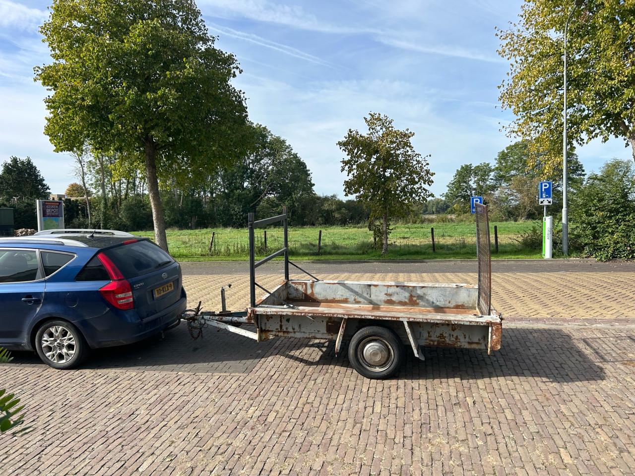 Metalen aanhanger met werk
