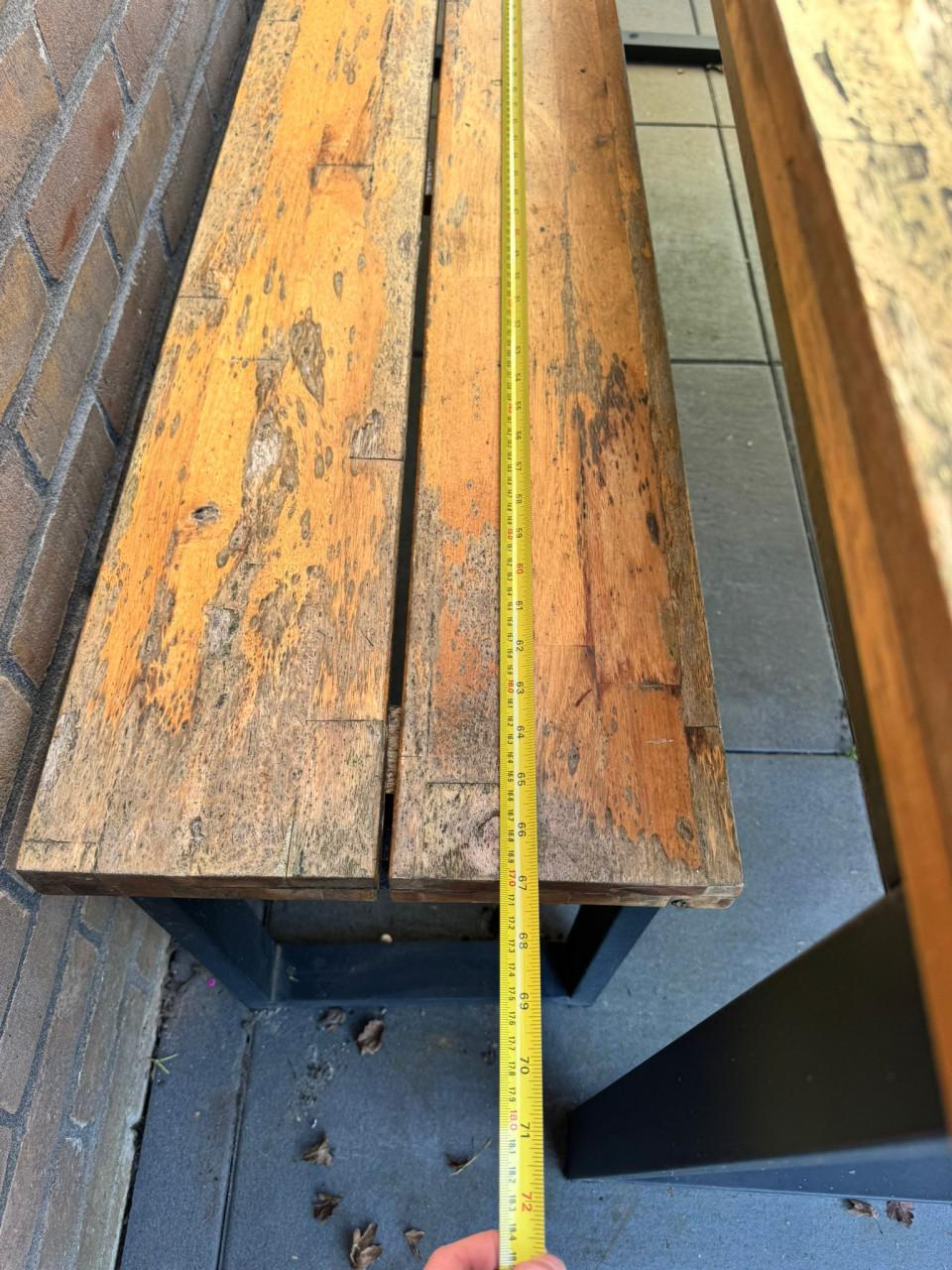 Buiten eethoek met bankje en stoelen