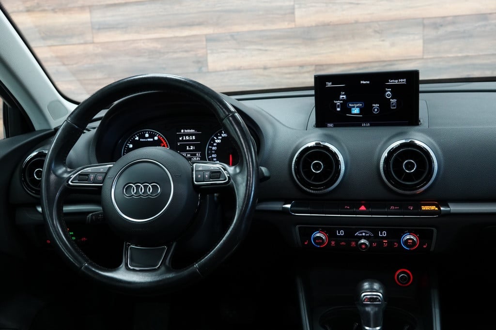 Audi A3 limousine 1.8 tfsi | panorama | leder | camera | pdc |