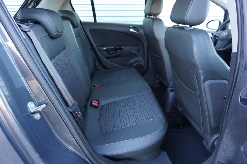 Opel Corsa 1.4-16v blitz airco / navi / cruise / elektr. ramen / parkeers. 