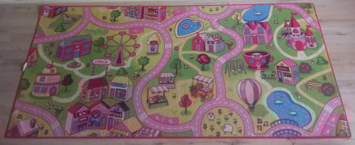 Kindertafel met stoel en vloerkleed