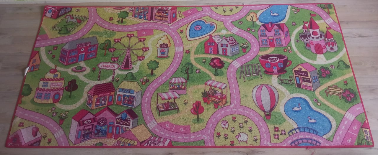 Kindertafel met stoel en vloerkleed