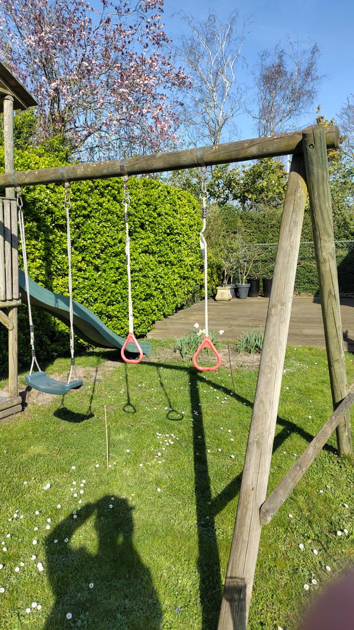 Speelhuisje met glijbaan en schommel