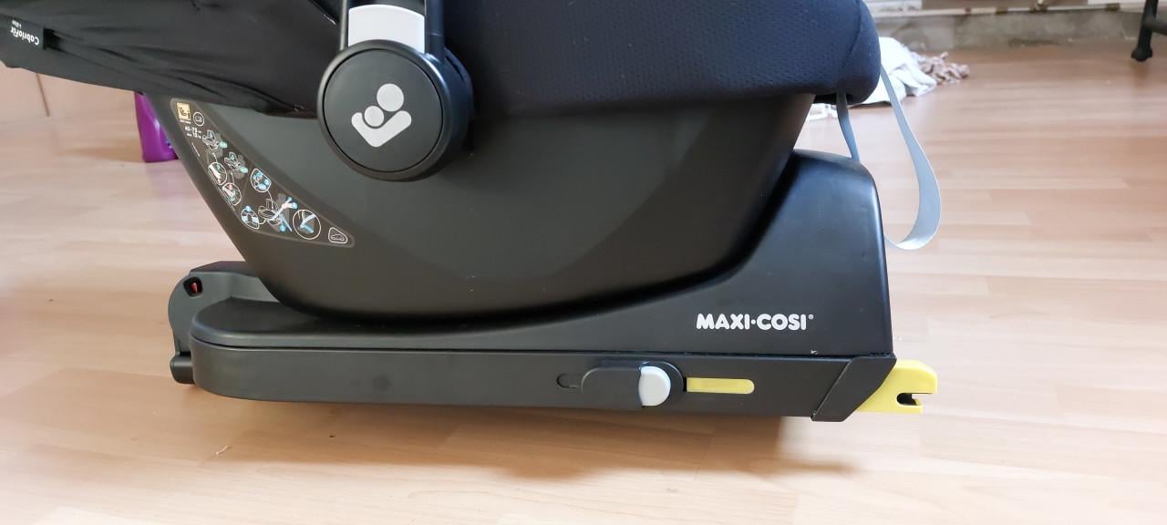Maxi-Cosi CabrioFix i-Size Car Seat + Isofix Base