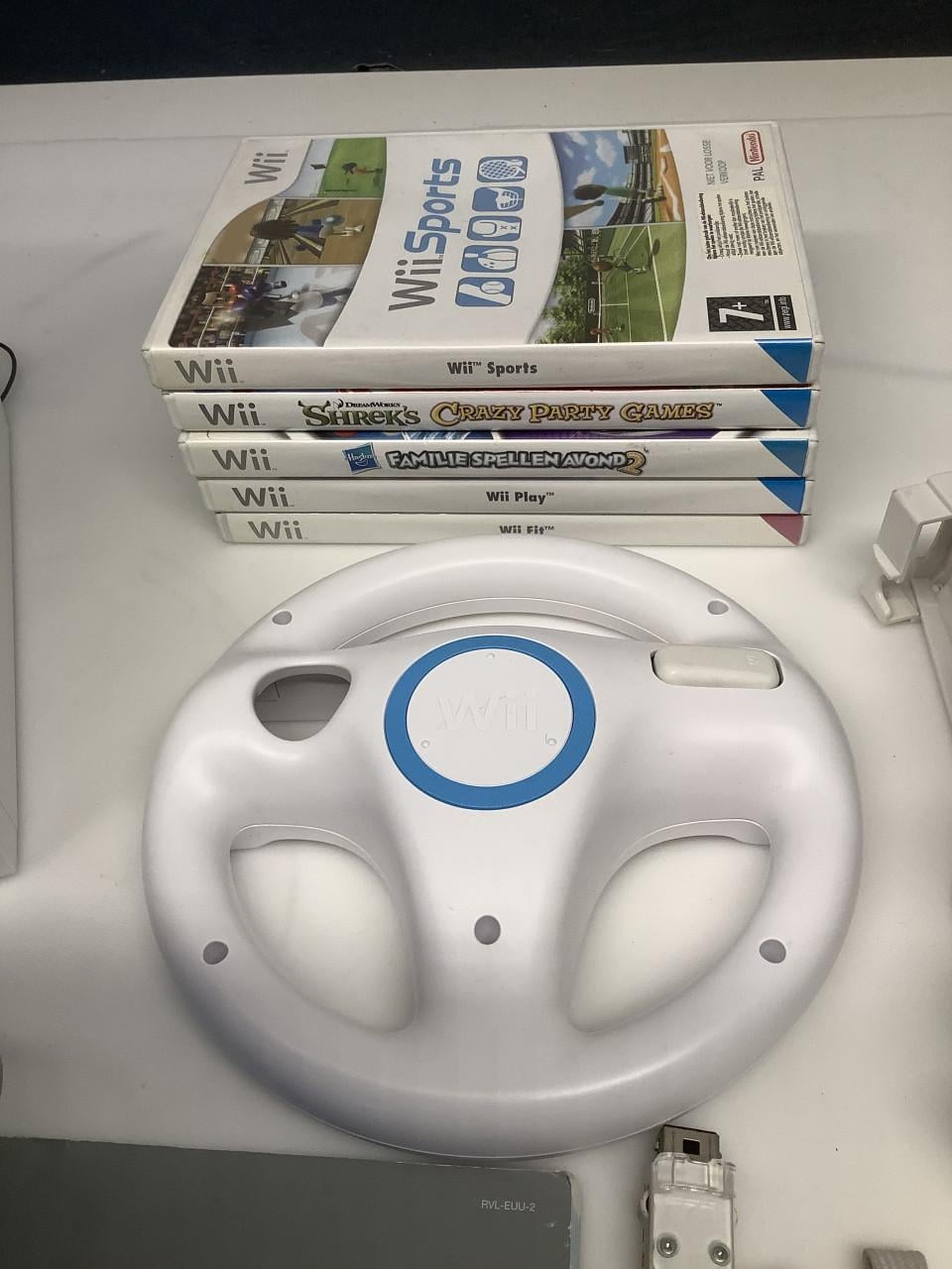 Nintendo Wii, compleet met controller, stuur, gun en veel spellen.