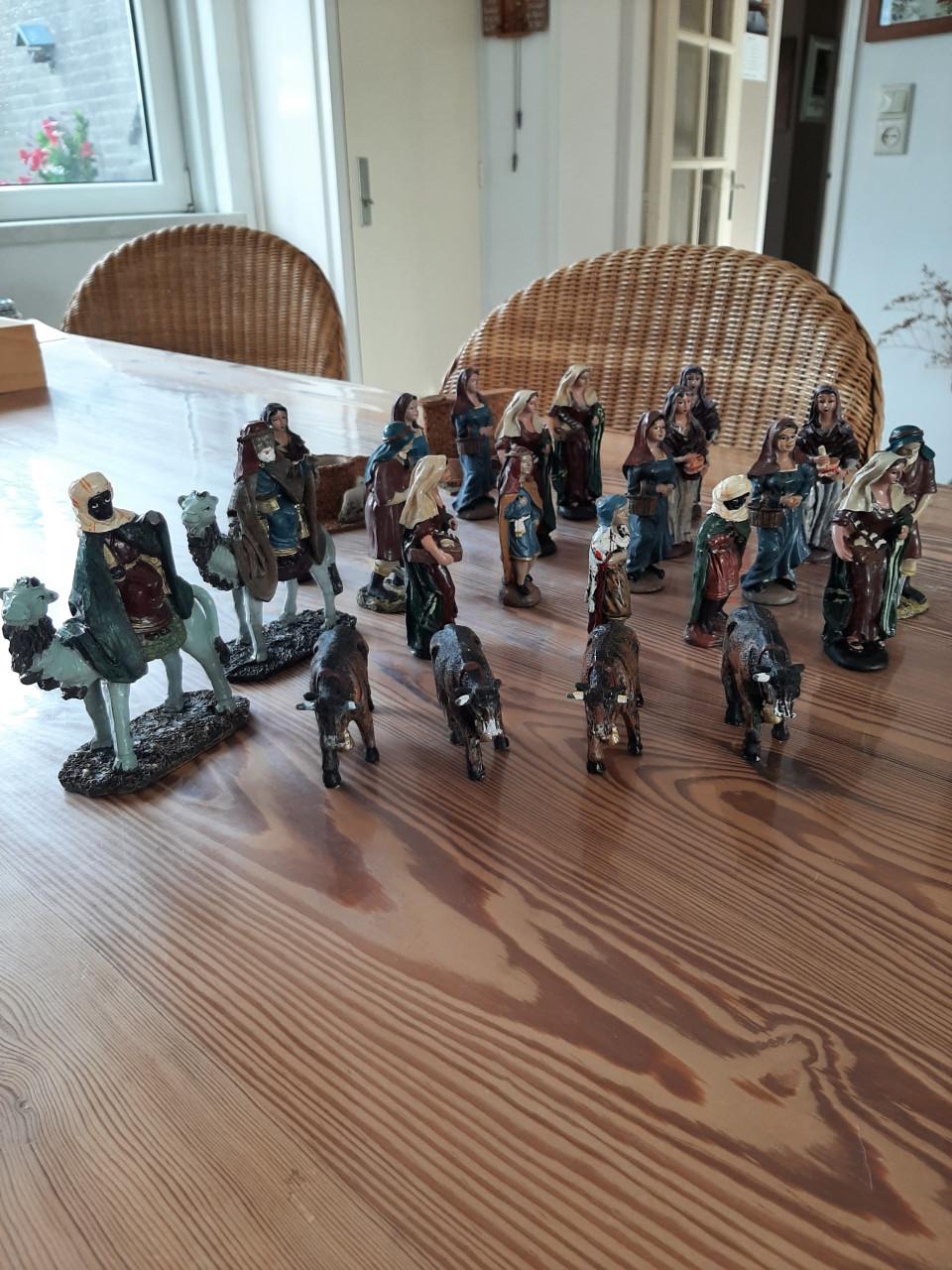 KERSTGROEP - VOOR KERSTSTAL - 25 FIGUREN