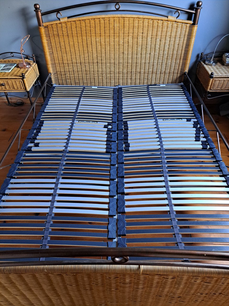 Prima tweepersoons bed met nachtkastjes