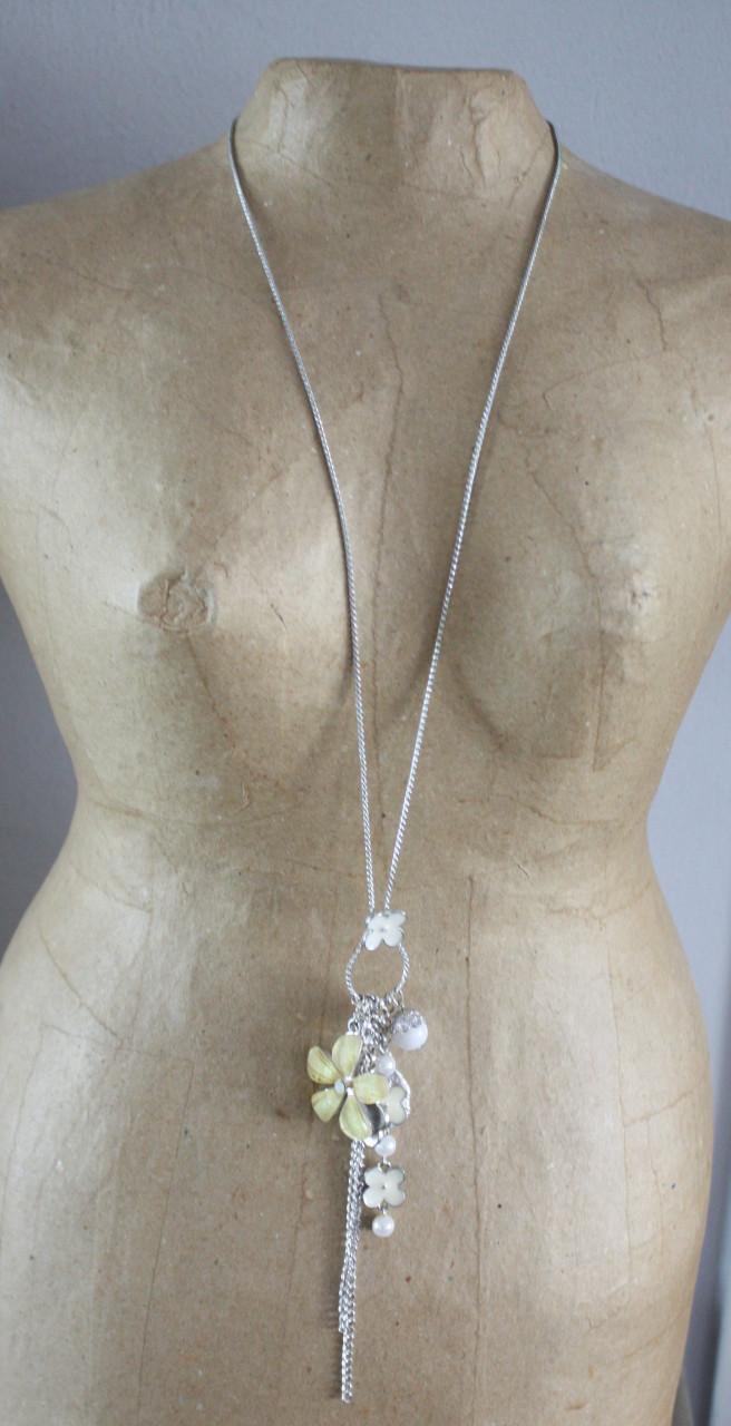 Zilverkleurige ketting met bloemen hanger